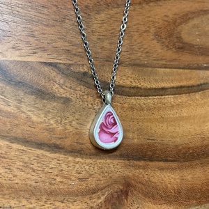 Angol mentett porcelán darabok - pici csepp rózsás nyaklánc - nemesacél lánccal, Ékszer, Nyaklánc, Medálos nyaklánc, Mozaik, Ékszerkészítés, MESKA
