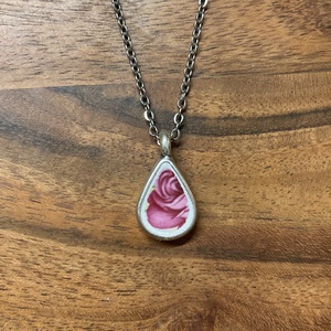 Angol mentett porcelán darabok - pici csepp rózsás nyaklánc - nemesacél lánccal - ékszer - nyaklánc - medálos nyaklánc - Meska.hu