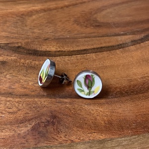 Mentett angol porcelán darabok - rózsabimbós nemesacél fülbevaló, bedugós - ékszer - fülbevaló - pötty fülbevaló - Meska.hu