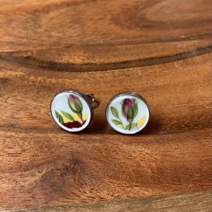 Mentett angol porcelán darabok - rózsabimbós nemesacél fülbevaló, bedugós, Ékszer, Fülbevaló, Pötty fülbevaló, Mozaik, Ékszerkészítés, Tovább él egy törött angol Royal Imperial porcelán ebben a különleges nemesacél (allergiamentes) fü..., MESKA