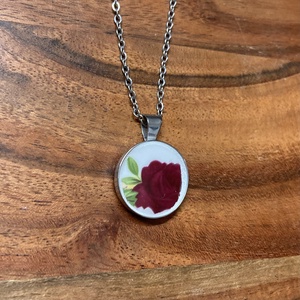 Angol mentett porcelán darabok - nemesacél nyaklánc, vörös rózsás - ékszer - nyaklánc - medálos nyaklánc - Meska.hu