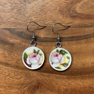 Angol mentett porcelán darabok - fehér rózsás fülbevaló - nemesacél, lógós - Meska.hu