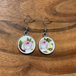 Angol mentett porcelán darabok - fehér rózsás fülbevaló - nemesacél, lógós - ékszer - fülbevaló - lógó fülbevaló - Meska.hu