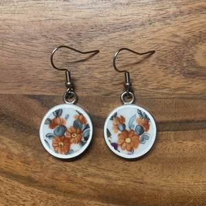 Mentett porcelán darabok - virágos fülbevaló - nemesacél lógós - Meska.hu