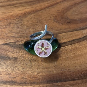 Mentett porcelán darabok - kígyós nemesacél gyűrű - virágos, állítható, Ékszer, Gyűrű, Kerek gyűrű, Mozaik, Ékszerkészítés, Tovább él egy Zsolnay porcelándarab ebben a különleges pici foglalatos kígyós gyűrűben. A kivágott ..., MESKA