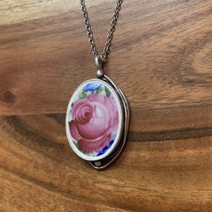 Mentett porcelán darabok - rózsa medálos nyaklánc nemesacél lánccal, Ékszer, Nyaklánc, Medálos nyaklánc, Mozaik, Ékszerkészítés, MESKA