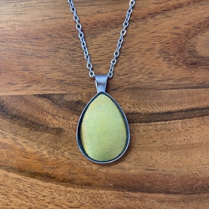 Eozinos mentett porcelán darabok - nyaklánc, nemesacél csepp medálos, Ékszer, Nyaklánc, Medálos nyaklánc, Mozaik, Ékszerkészítés, MESKA