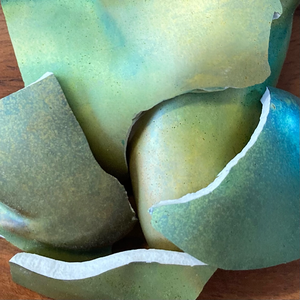 Eozinos mentett porcelán darabok - nyaklánc, nemesacél csepp medálos - ékszer - nyaklánc - medálos nyaklánc - Meska.hu