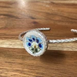 Mentett porcelán darabok - állítható karperec, kék virágos - ékszer - karkötő - karkötő medállal - Meska.hu