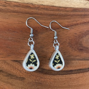 Angol mentett porcelán darabok - virágos csepp fülbevaló - nemesacél akasztóval - ékszer - fülbevaló - lógó fülbevaló - Meska.hu