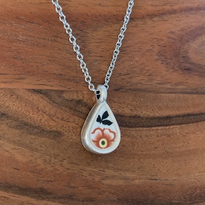Angol mentett porcelán darabok - pici csepp virágos nyaklánc - nemesacél lánccal - ékszer - nyaklánc - medálos nyaklánc - Meska.hu