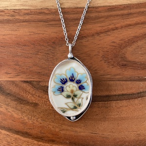 Mentett porcelán darabok - virágos medálos nyaklánc nemesacél lánccal, Ékszer, Nyaklánc, Medálos nyaklánc, Mozaik, Ékszerkészítés, MESKA
