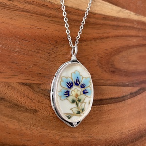 Mentett porcelán darabok - virágos medálos nyaklánc nemesacél lánccal - ékszer - nyaklánc - medálos nyaklánc - Meska.hu