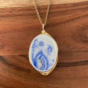 Aranyozott medál - mentett porcelán darabok - medál vagy nyaklánc, I - ékszer - nyaklánc - medálos nyaklánc - Meska.hu