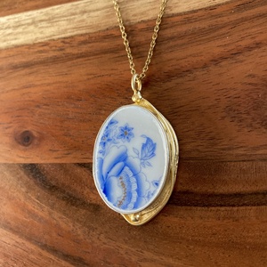 Aranyozott medál - mentett porcelán darabok - medál vagy nyaklánc, I - ékszer - nyaklánc - medálos nyaklánc - Meska.hu