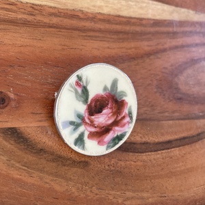 Bross - mentett rózsás porcelán darabok - nemesacél bross, kitűző - ékszer - kitűző és bross - Meska.hu