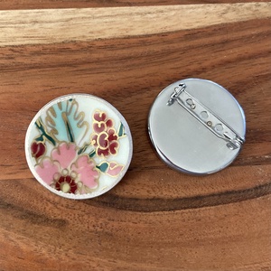 Bross - mentett virágos porcelán darabok - nemesacél bross, kitűző - ékszer - kitűző és bross - Meska.hu