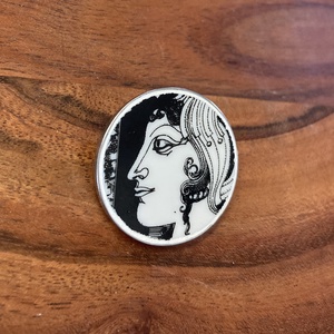 Bross - mentett NŐI ARC porcelán darab - nemesacél bross, kitűző - ékszer - kitűző és bross - Meska.hu