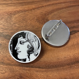 Bross - mentett NŐI ARC porcelán darab - nemesacél bross, kitűző - ékszer - kitűző és bross - Meska.hu