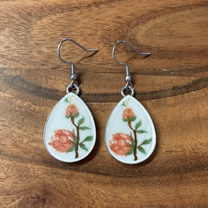 Mentett porcelán darabok - virágos nemesacél fülbevaló - csepp forma, Ékszer, Fülbevaló, Lógó fülbevaló, Mozaik, Ékszerkészítés, MESKA