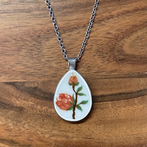 Mentett porcelán darabok - virágos nyaklánc - nemesacél csepp medálos - Meska.hu