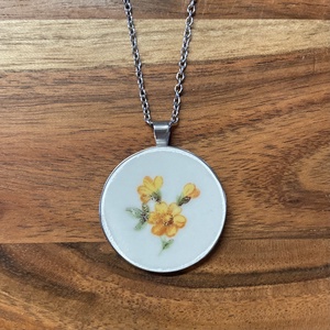 Mentett porcelán darabok - virágos nagy medálos nyaklánc - nemesacél, Ékszer, Nyaklánc, Medálos nyaklánc, Mozaik, Ékszerkészítés, Tovább él egy törött Zsolnay porcelándarab ebben a nagy méretű kerek medálban. Egyedülálló medálok,..., MESKA