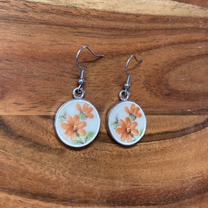 Mentett porcelán darabok - virágos fülbevaló - nemesacél, lógós - ékszer - fülbevaló - lógó fülbevaló - Meska.hu