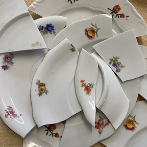 Mentett porcelán darabok - virágos fülbevaló - nemesacél, lógós - ékszer - fülbevaló - lógó fülbevaló - Meska.hu