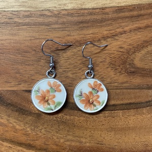 Mentett porcelán darabok - virágos fülbevaló - nemesacél, lógós, Ékszer, Fülbevaló, Lógó fülbevaló, Mozaik, Ékszerkészítés, Tovább él egy törött Zsolnay porcelándarab ebben a virágos nemesacél (allergiamentes) fülbevalóban...., MESKA