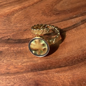 Eozinos aranyozott gyűrű - mentett porcelán darabok, csavart, állítható, Ékszer, Gyűrű, Kerek gyűrű, Mozaik, Ékszerkészítés, MESKA