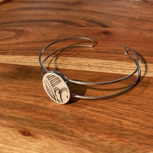 Mentett porcelán darabok - nemesacél karperec - állítható - ékszer - karkötő - karkötő medállal - Meska.hu