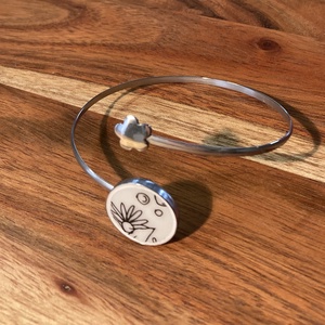 Mentett porcelán darabok - nemesacél karperec, virágos grafikus - állítható - ékszer - karkötő - karkötő medállal - Meska.hu