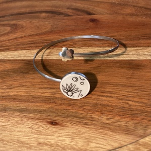 Mentett porcelán darabok - nemesacél karperec, virágos grafikus - állítható - ékszer - karkötő - karkötő medállal - Meska.hu