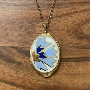 Aranyozott medál - mentett porcelán darabok - búzavirágos medál vagy nyaklánc, Ékszer, Nyaklánc, Medálos nyaklánc, Mozaik, Ékszerkészítés, Tovább él egy törött Zsolnay búzavirágos aranyozott váza ebben a 22 karátos arannyal bevont sárgaré..., MESKA