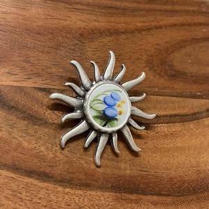 Bross - mentett virágos porcelán darabok - napsugár, kitűző - ékszer - kitűző és bross - Meska.hu