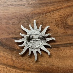 Bross - mentett virágos porcelán darabok - napsugár, kitűző - ékszer - kitűző és bross - Meska.hu