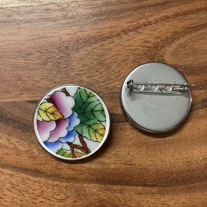 Bross - mentett virágos porcelán darabok - nemesacél bross, kitűző - ékszer - kitűző és bross - Meska.hu