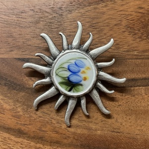 Bross - mentett virágos porcelán darabok - napsugár, kitűző, Ékszer, Kitűző és Bross, Mozaik, Ékszerkészítés, MESKA