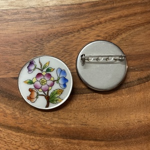 Bross - mentett virágos porcelán darabok - nemesacél bross, kitűző - ékszer - kitűző és bross - Meska.hu