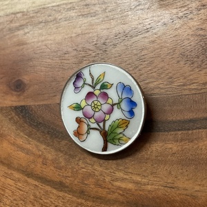 Bross - mentett virágos porcelán darabok - nemesacél bross, kitűző - ékszer - kitűző és bross - Meska.hu