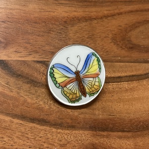 Bross - mentett pillangós porcelán darabok - nemesacél bross, kitűző - ékszer - kitűző és bross - Meska.hu