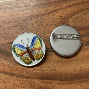 Bross - mentett pillangós porcelán darabok - nemesacél bross, kitűző - ékszer - kitűző és bross - Meska.hu