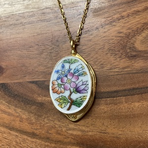 Aranyozott medál - mentett porcelán darabok - virágos medál vagy nyaklánc - Meska.hu