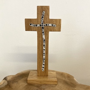 Asztali fakereszt mentett porcelán berakással, tölgyfa - Meska.hu