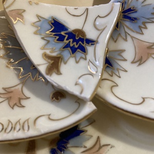 Asztali fakereszt mentett porcelán berakással, diófa - otthon & életmód - vallás - kereszt - Meska.hu