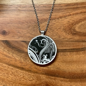 Mentett porcelán darabok - grafikus medálos nyaklánc - nemesacél - Meska.hu