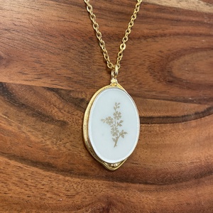 Aranyozott medál - mentett francia porcelán darabok - medál vagy nyaklánc, I - ékszer - nyaklánc - medálos nyaklánc - Meska.hu