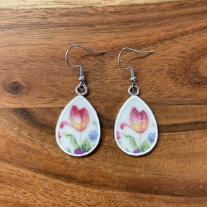 Francia mentett porcelán darabok - tulipános nemesacél fülbevaló - csepp forma - Meska.hu