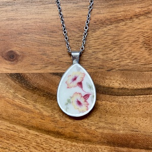 Francia mentett porcelán darabok - virágos nyaklánc - nemesacél csepp medálos, Ékszer, Nyaklánc, Medálos nyaklánc, Mozaik, Ékszerkészítés, MESKA