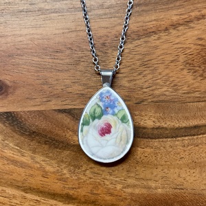 Francia mentett porcelán darabok - rózsás nyaklánc - nemesacél csepp medálos, Ékszer, Nyaklánc, Medálos nyaklánc, Mozaik, Ékszerkészítés, MESKA